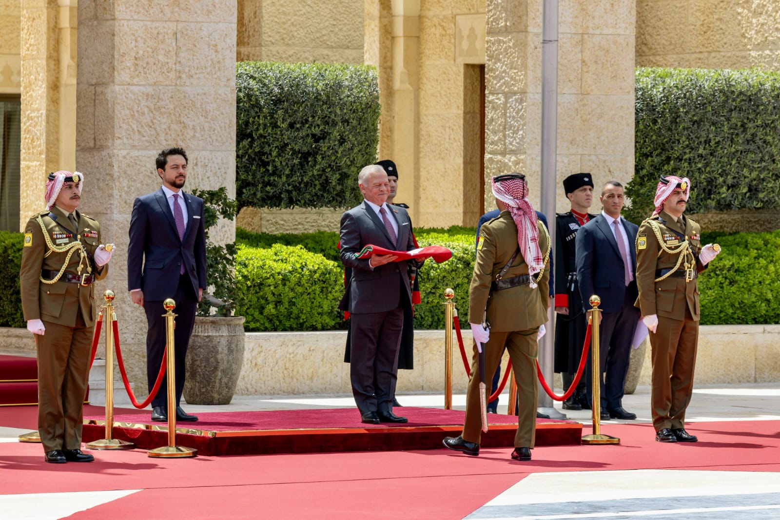 الملك يشهد مراسم رفع العلم بمناسبة اليوم الوطني للعلم الأردني