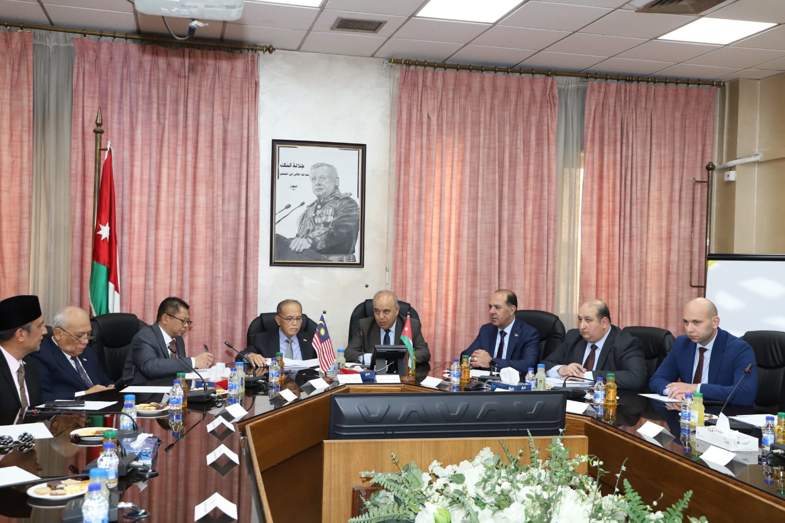 محافظة يلتقي وفداً ماليزياً برئاسة كبير  وزراء  ولاية باهانج الماليزية