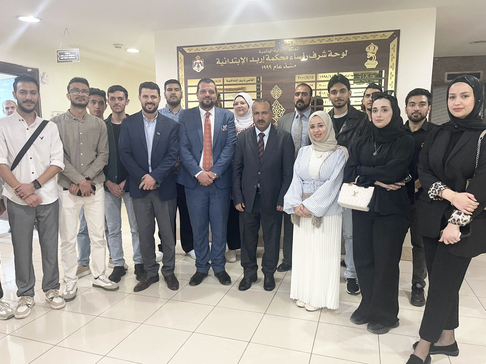 جامعة جدارا تنظم زيارة ميدانية لطلبة القانون إلى محكمة إربد الابتدائية .. شاهد الصور 