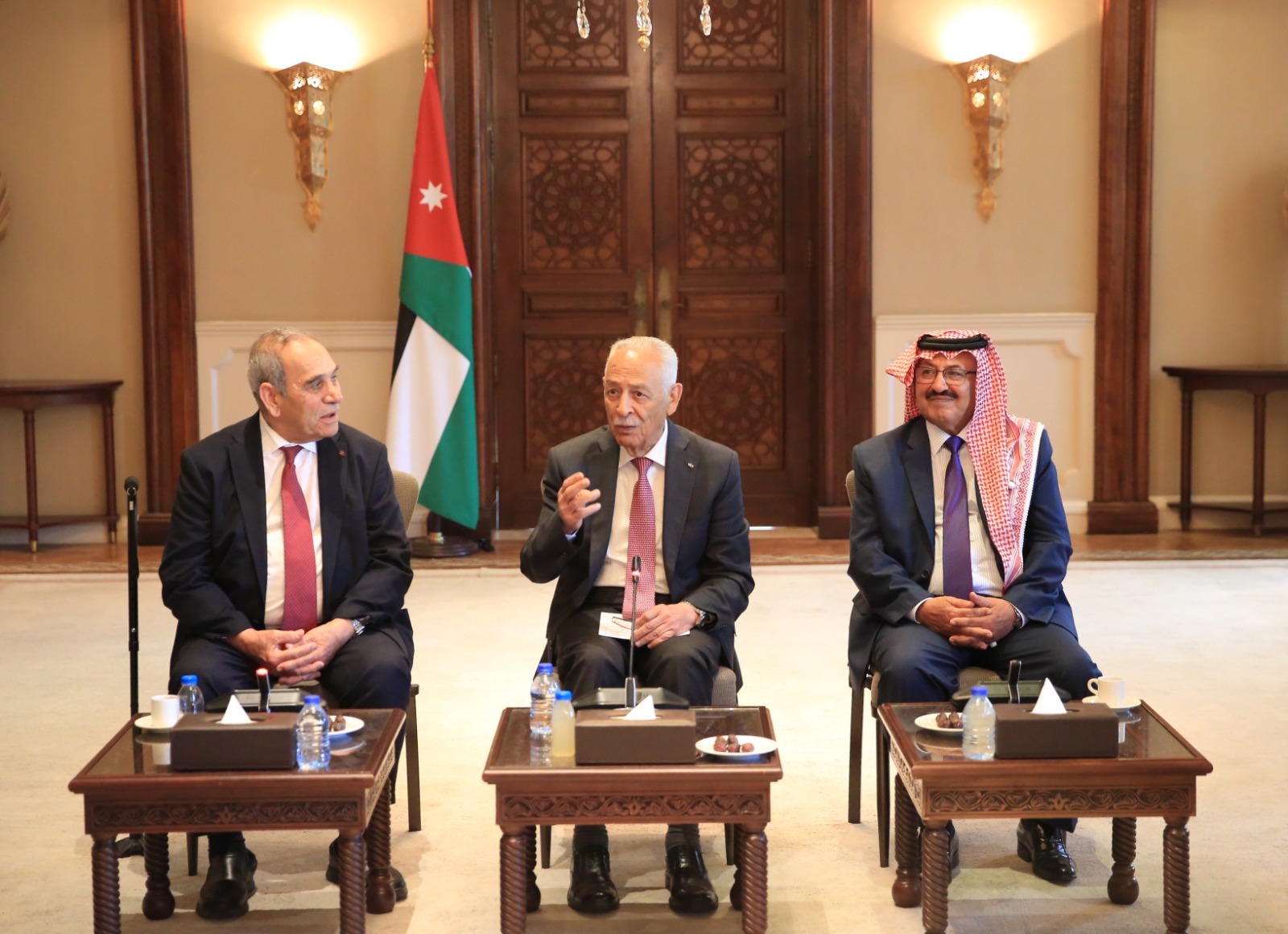 رئيس الديوان الملكي يلتقي وفدا من أنباء عشيرة آل حداد