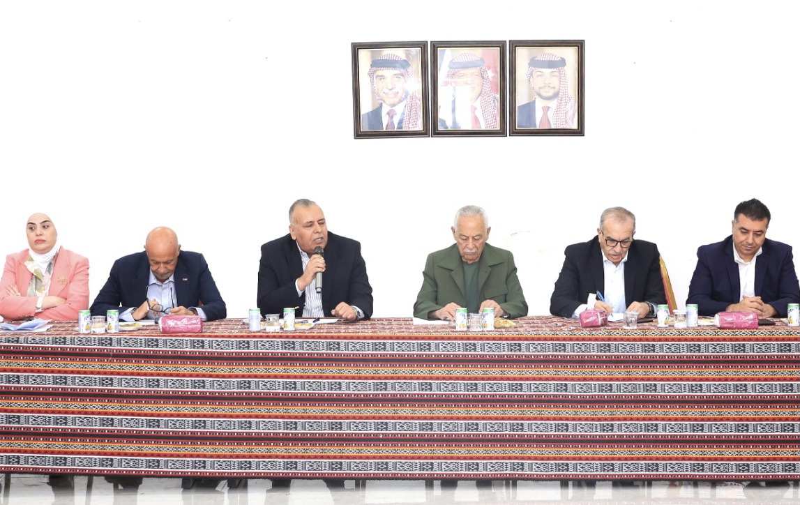 متابعة لزيارة الملك.. رئيس الديوان الملكي يلتقي شيوخ ووجهاء الجفر للوقوف على مطالب واحتياجات القضاء