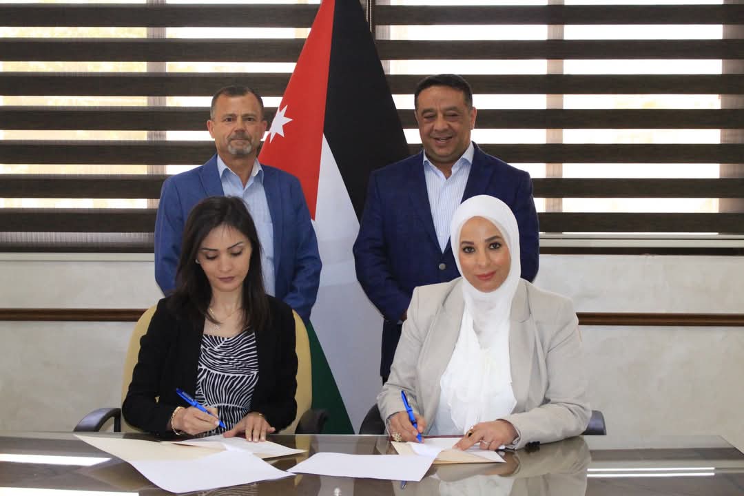 البريد الأردني والشركة الذهبية للخدمات الرقمية يوقعان اتفاقية تعاون لتقديم خدمات رقمية لطلبة المدارس والجامعات. 