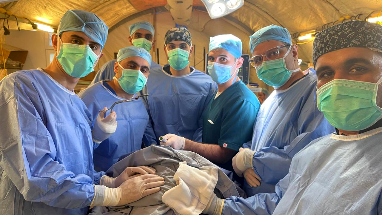 المستشفى الميداني الأردني جنوب غزة 6 يجري عملية جراحية لإنقاذ حياة طفل