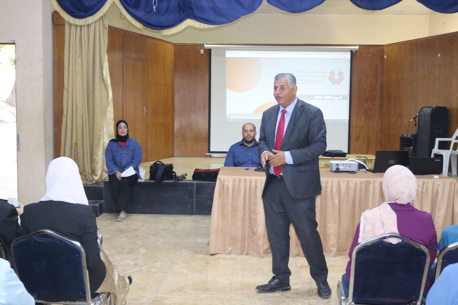 جلسة تعريفية بجائزة الحسين للعمل التطوعي في عجلون