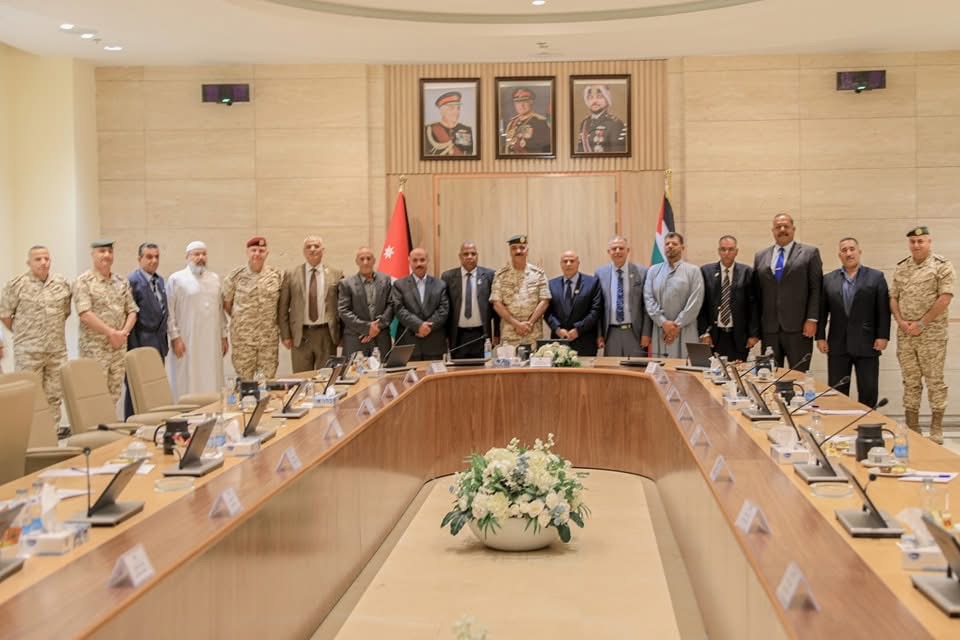 المساعد للإدارة والقوى البشرية يلتقي متقاعدي جنوب عمان العسكريين