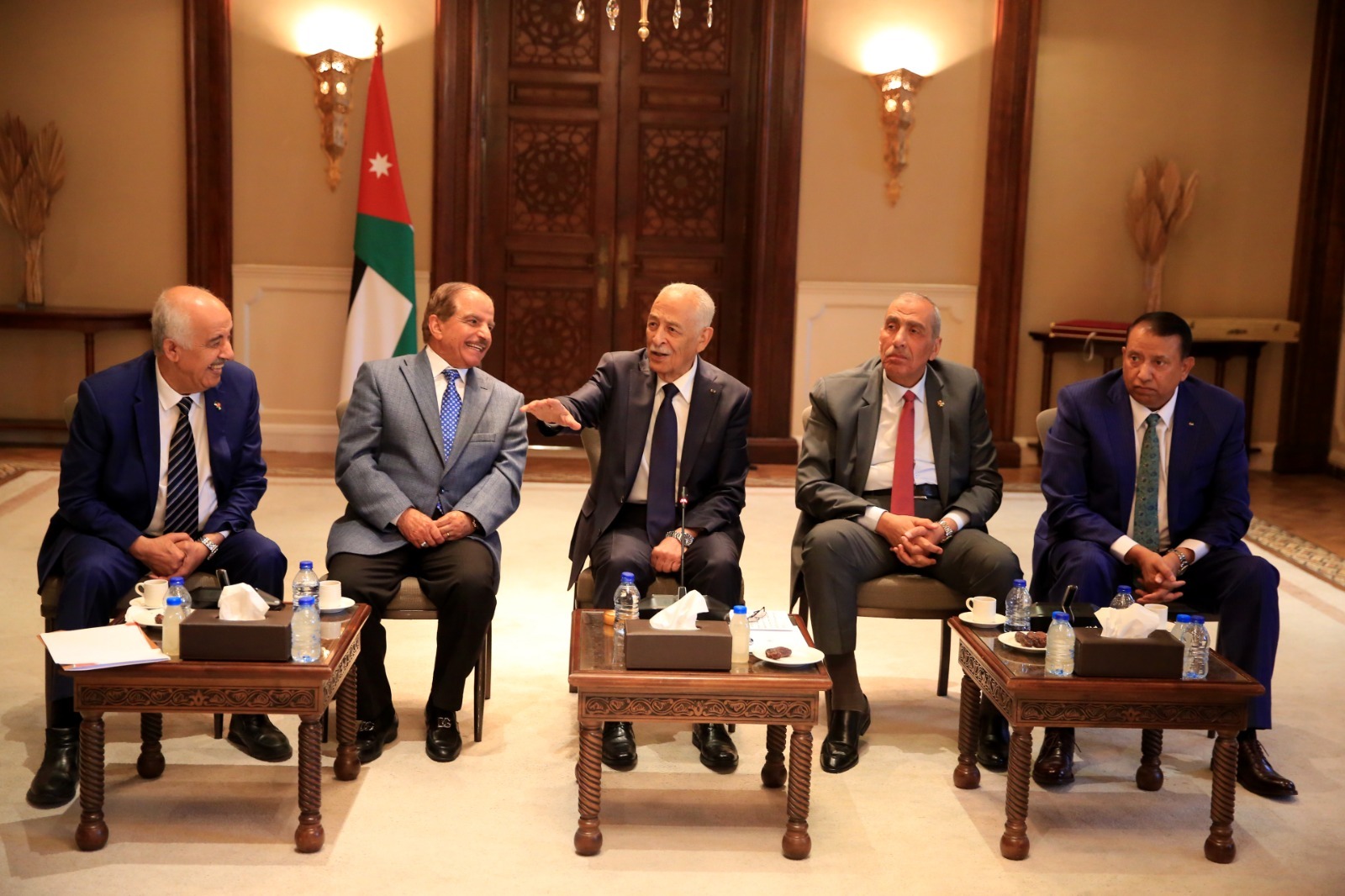 العيسوي يلتقي متقاعدين عسكريين بينهم أعيان ونواب وأعضاء لجنة الكرامة والمحاربين القدامى
