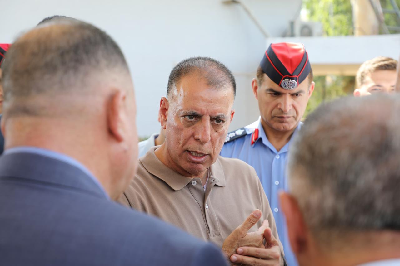 وزير الداخلية يتفقد الخدمات المقدمة للمسافرين في جسر الملك حسين