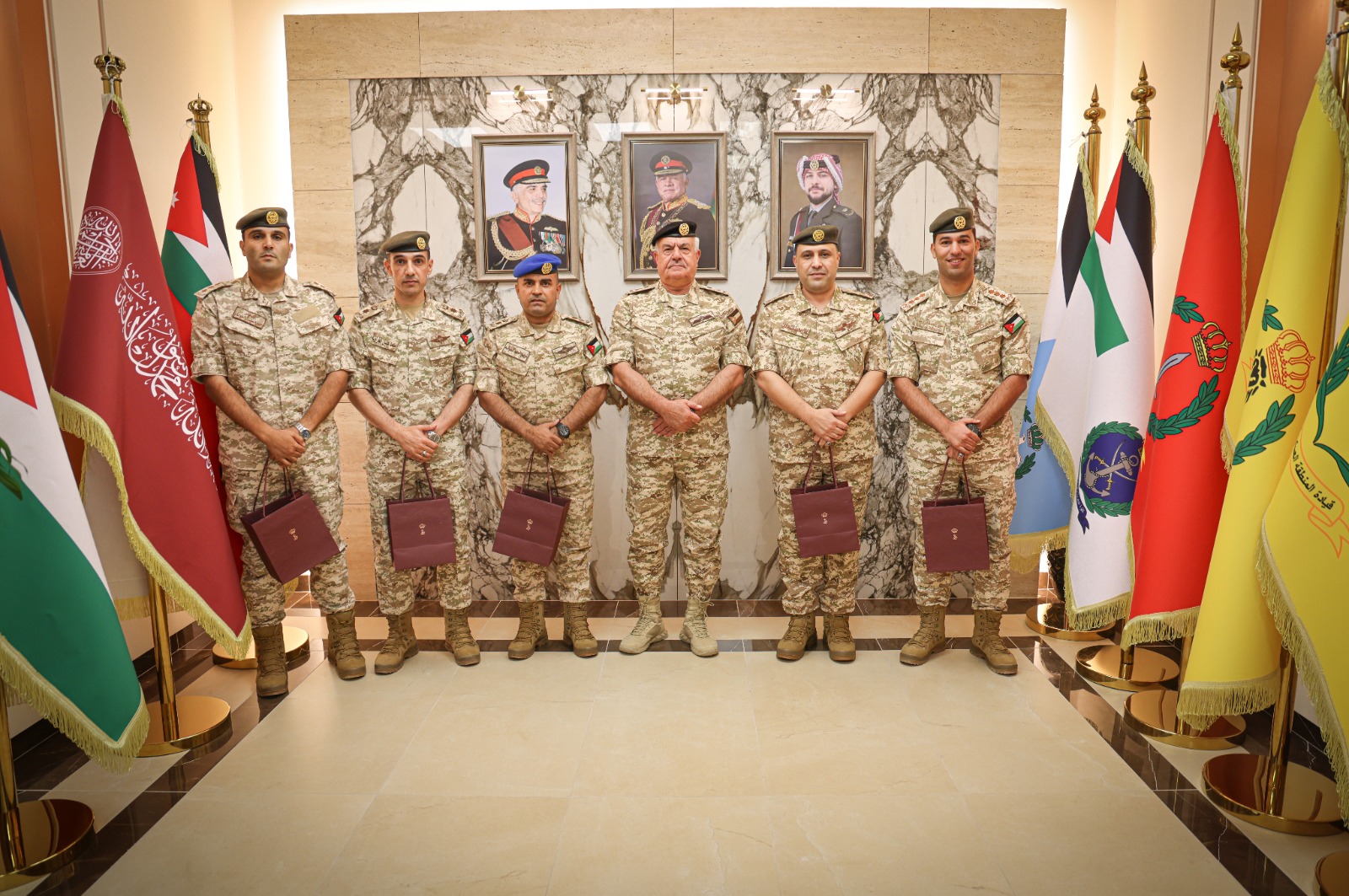 مندوباً عن جلالة الملك..رئيس هيئة الأركان المشتركة يُكرّم عدداً من الضباط بهدايا ملكية