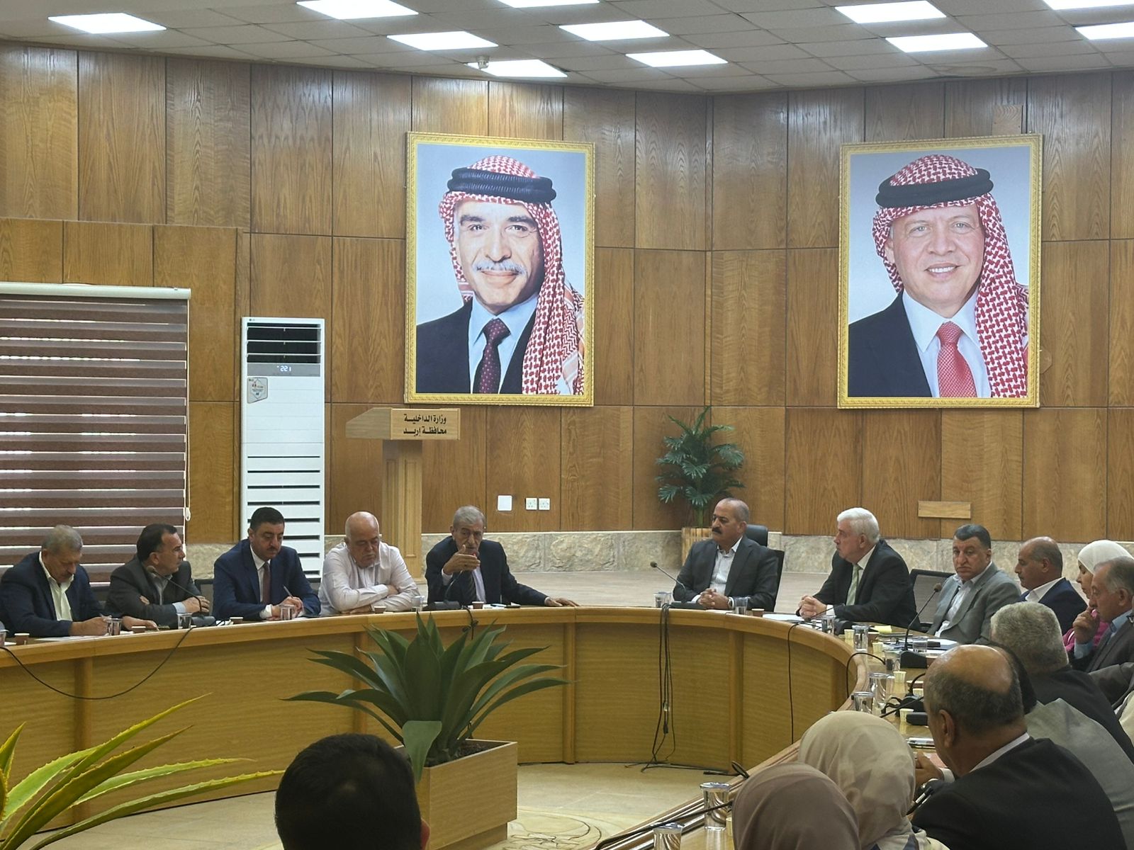 محافظ إربد يترأس اجتماع المجلس التنفيذي لمتابعة المشاريع الرأسمالية واحتياجات القطاعات