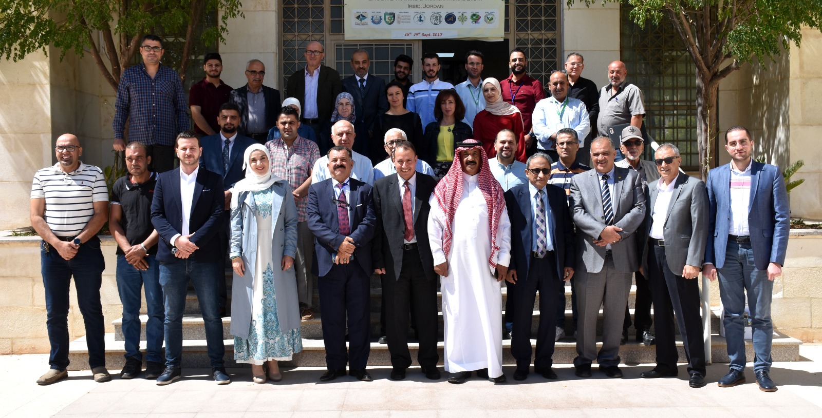 وفد يطلع على تجربة جامعة جدارا بالطاقة المتجددة 